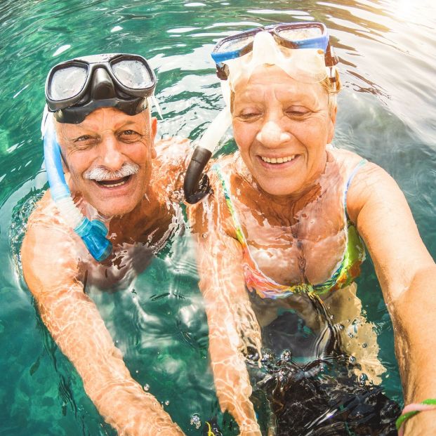 Pareja haciendo submarinismo Pareja haciendo submarinismo