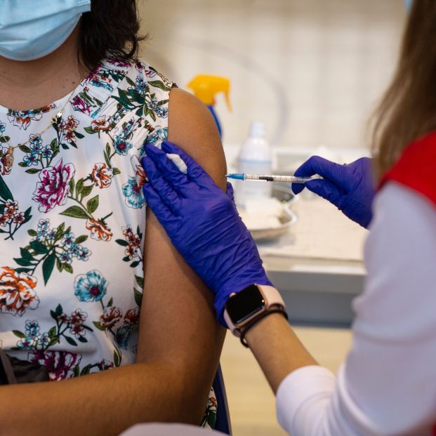 Se necesitan hasta 14 días desde la segunda dosis para la máxima protección de la vacuna. Foto: Europa press