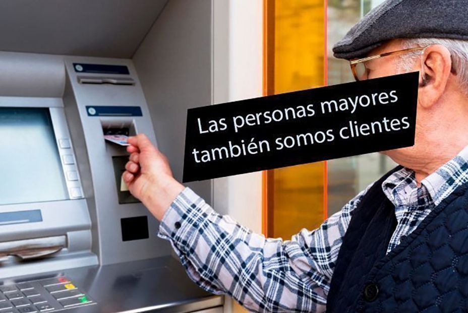Un hombre de 78 años recoge 100.000 firmas para que le atiendan presencialmente en el banco