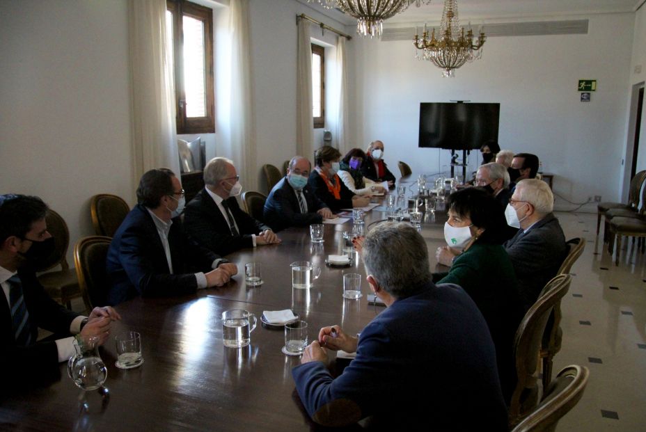 Iceta se reúne con el Comité Asesor de 65YMÁS para analizar las preocupaciones de los mayores Iceta se reúne con el Comité Asesor de 65YMÁS para analizar las preocupaciones de los mayores