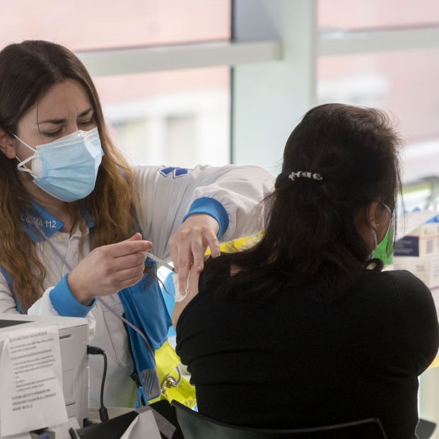 EuropaPress mujer recibe tercera dosis vacuna EuropaPress mujer recibe tercera dosis vacuna