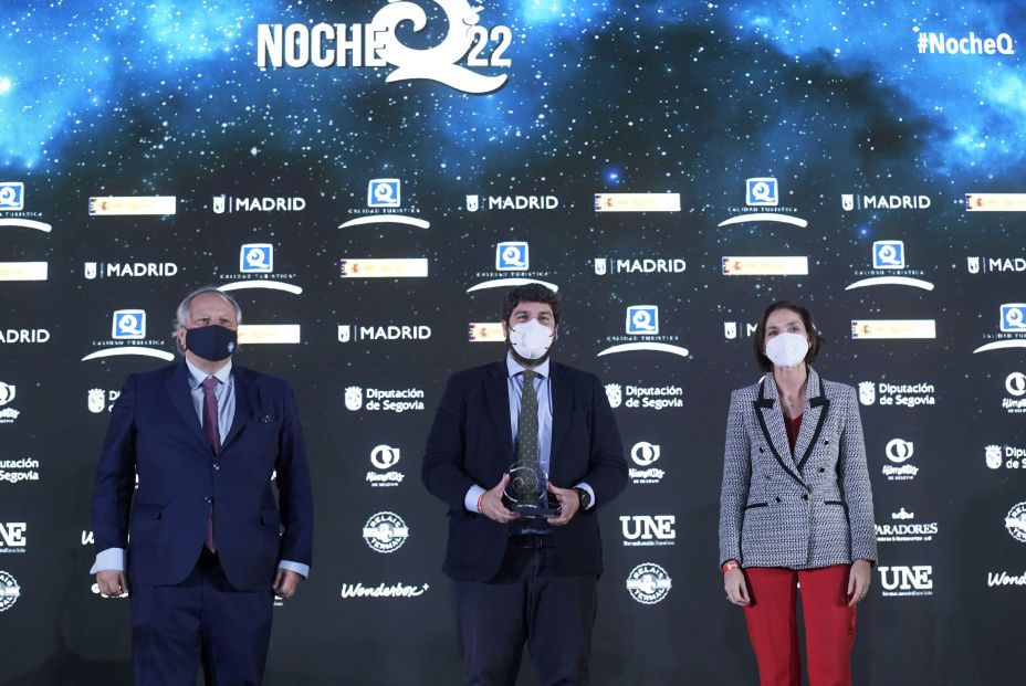 EuropaPress 4207792 presidente comunidad fernando lopez miras recoge premio calidad turistica