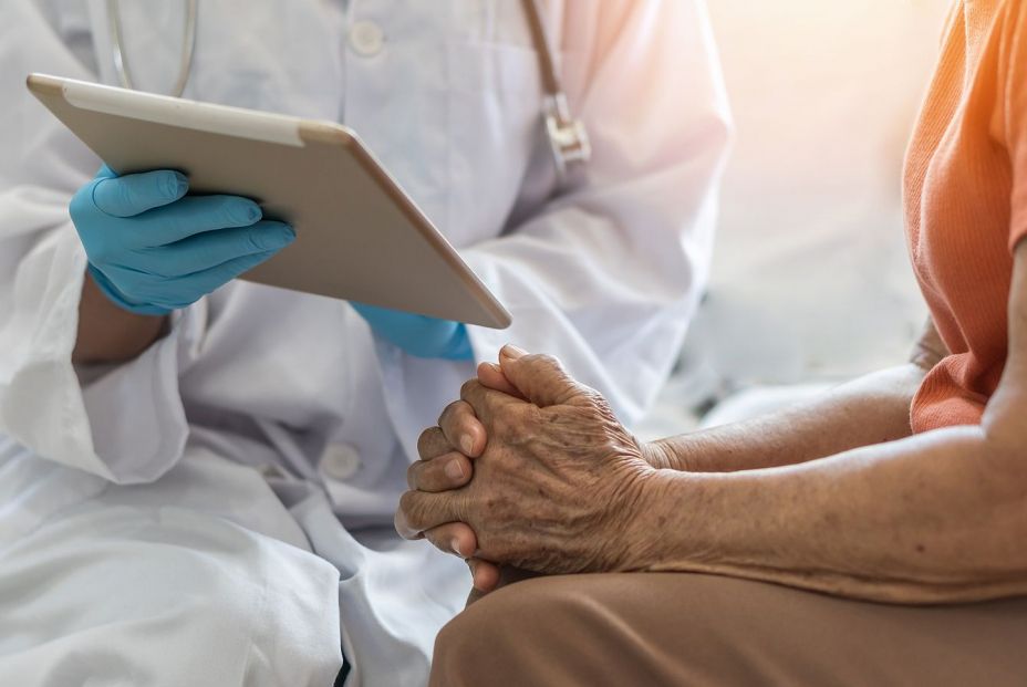 ¿El fin de los mayores atados en residencias? El Gobierno plantea suprimir las sujeciones ¿El fin de los mayores atados en residencias? El Gobierno plantea suprimir las sujeciones