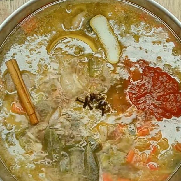 Guiso de pollo o pava con pelotas, receta murciana tradicional. Foto: Murcia turística