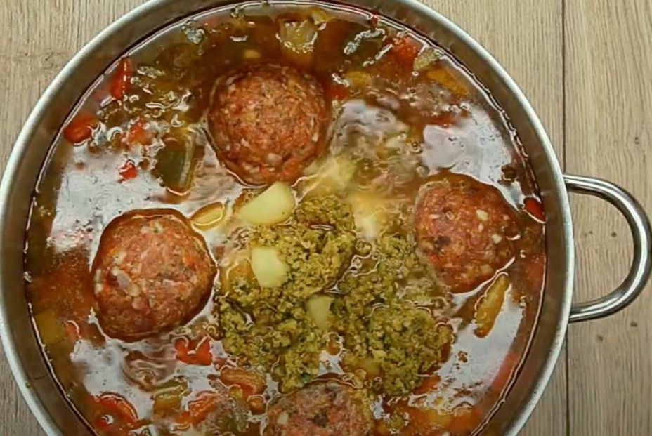 Guiso de pollo o pava con pelotas, receta murciana tradicional Guiso de pollo o pava con pelotas, receta murciana tradicional