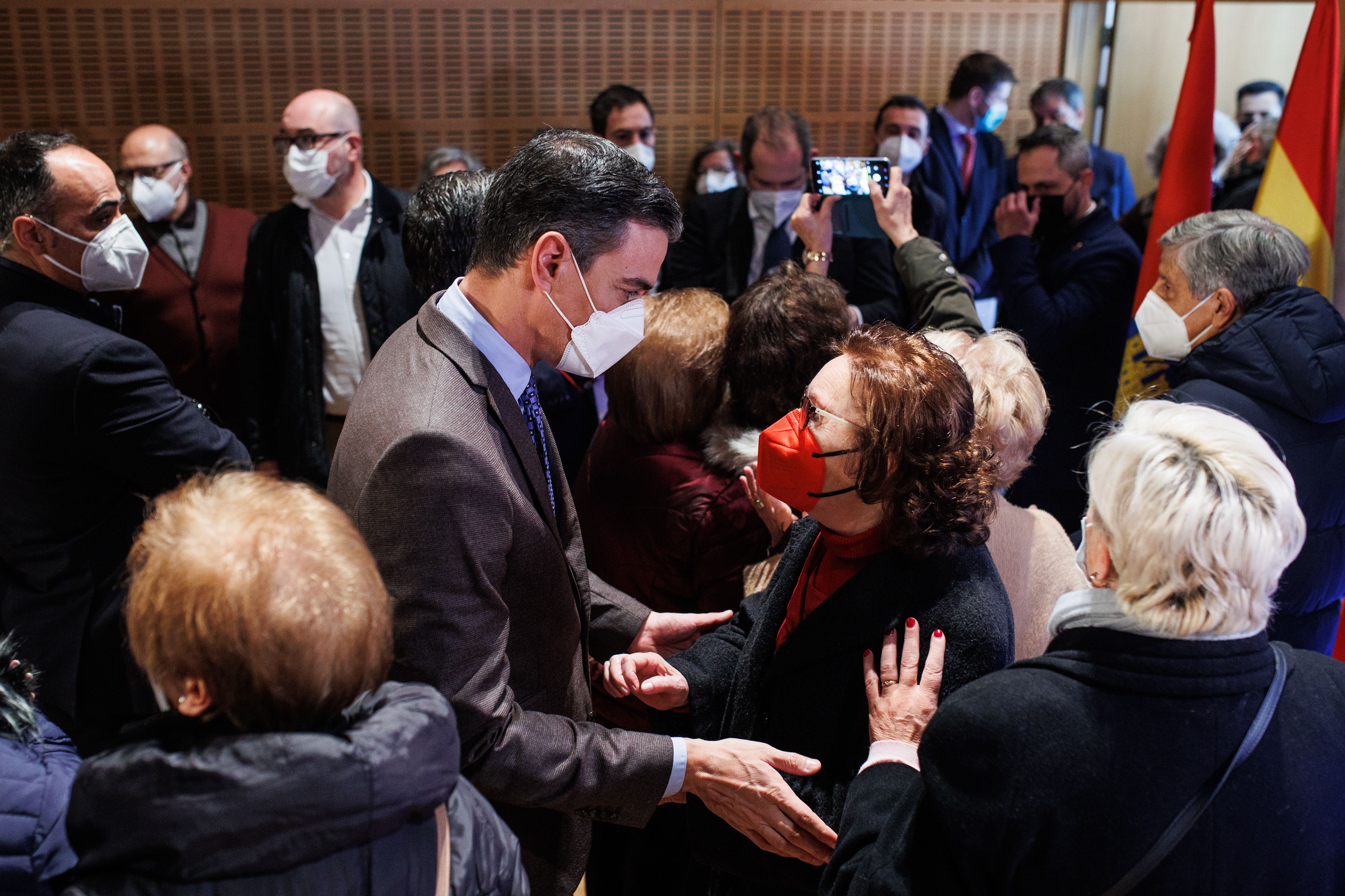 Sánchez promete a los mayores "vigilar" que los bancos atiendan presencialmente