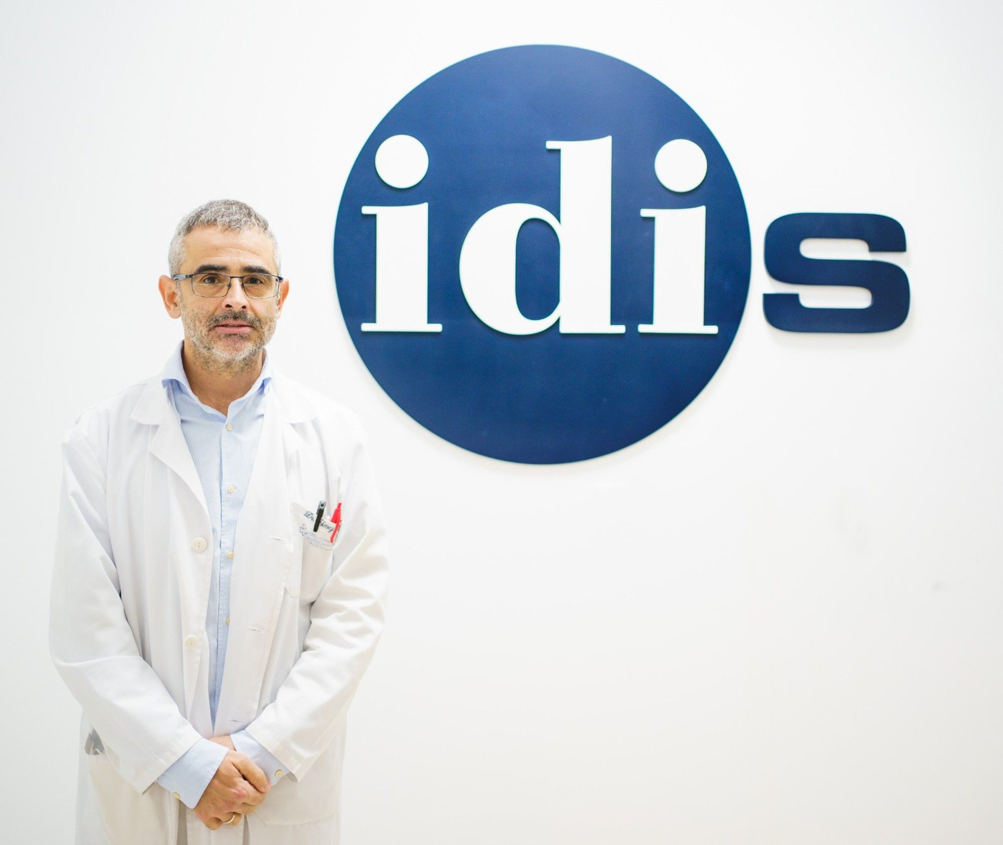 Un inmunólogo recomienda a los mayores mantener la "mascarilla" aunque se 'gripalice' la Covid