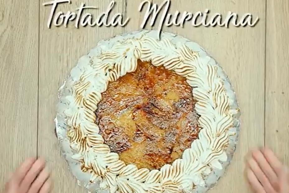 Tortada murciana, receta dulce que lo tiene todo: merengue, crema, yema tostada y cabello de ángel. Foto: Murcia turística