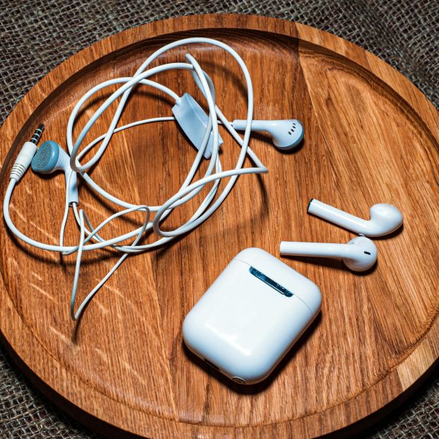 Cómo limpiar los auriculares de forma correcta sin dañarlos. Foto: Bigstock Cómo limpiar los auriculares de forma correcta sin dañarlos. Foto: Bigstock