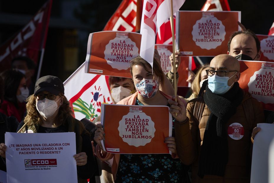 Los sanitarios se manifiestan en Madrid al grito de "¡Jubilación a los 60 ya!"