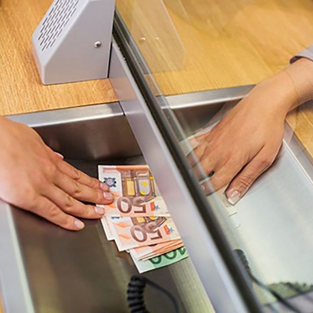 OCU denuncia que el Banco de España permita comisiones por sacar dinero en ventanilla OCU denuncia que el Banco de España permita comisiones por sacar dinero en ventanilla