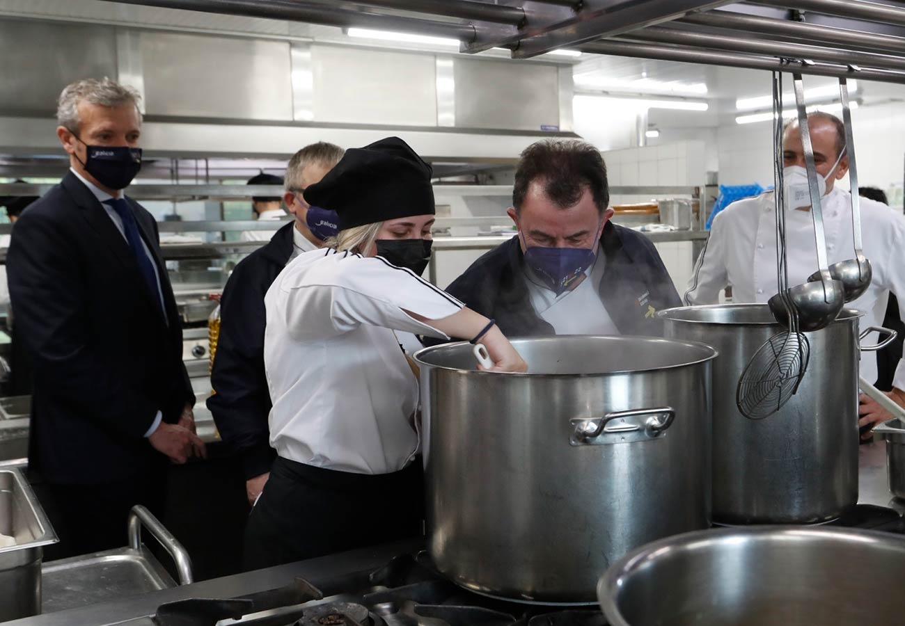 El cocinero Martín Berasategui supervisa fogones en el Centro Superior de Hostelería de Galicia. Foto: Europa Press