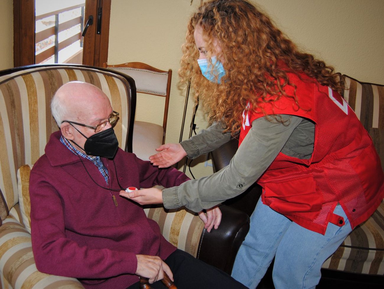Cruz Roja y los 30 años de su servicio de teleasistencia: más allá del 'botón rojo'