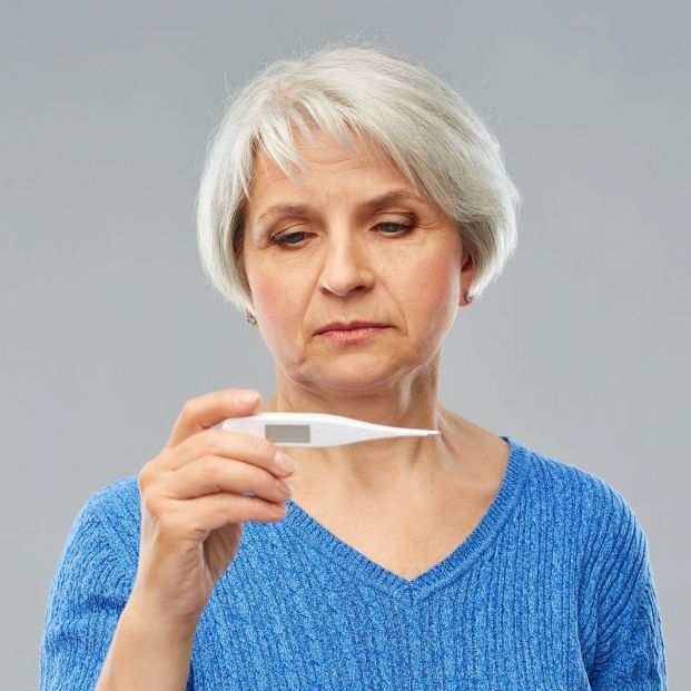 Mujer con termómetro Mujer con termómetro