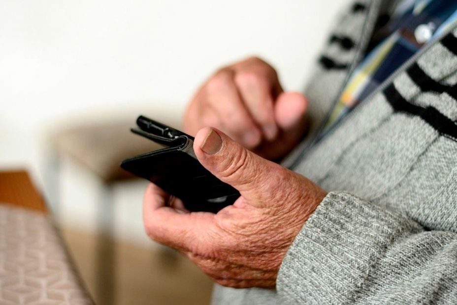 La banca reacciona a la presión: reconoce que debe reforzar la atención a los mayores. Foto: Europa Press La banca reacciona a la presión: reconoce que debe reforzar la atención a los mayores. Foto: Europa Press