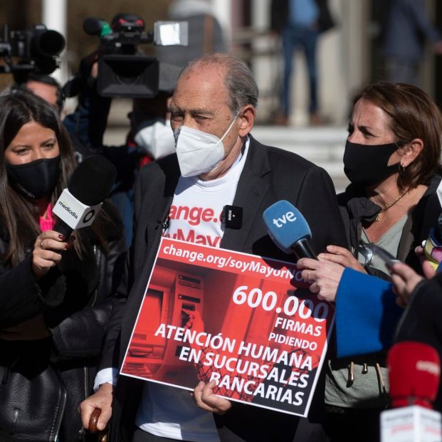 La lucha de Carlos San Juan contra la banca por su trato a los mayores se hace internacional La lucha de Carlos San Juan contra la banca por su trato a los mayores se hace internacional