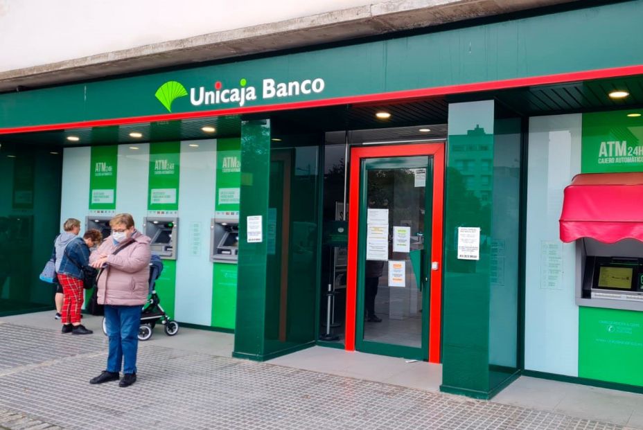 Cuenta atrás para los bancos: aún no conocemos su propuesta para los mayores. Foto: Bigstock