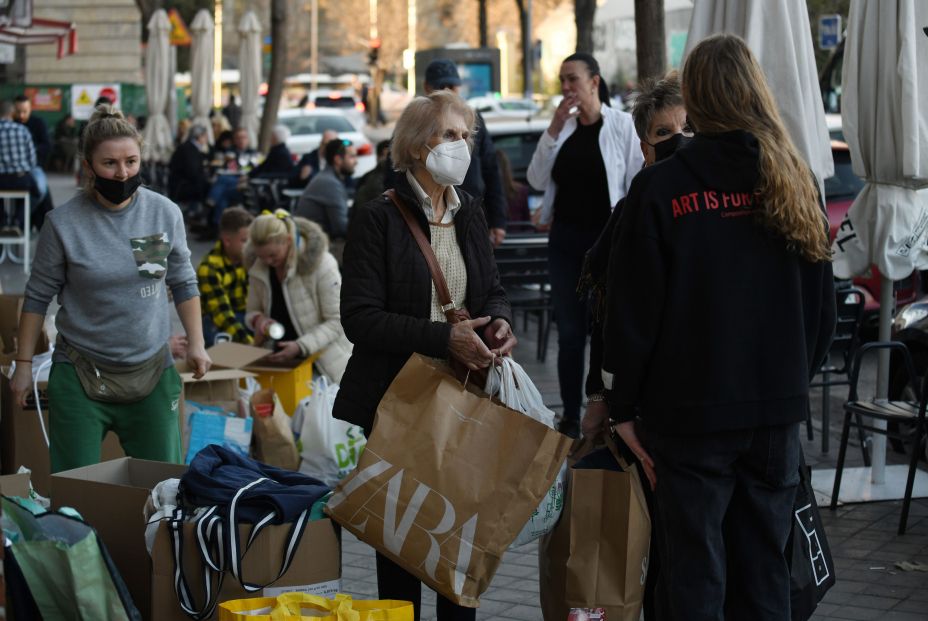 Grupo personas participa recogida ayuda ucrania ucramarket mendez alvaro 28 Grupo personas participa recogida ayuda ucrania ucramarket mendez alvaro 28