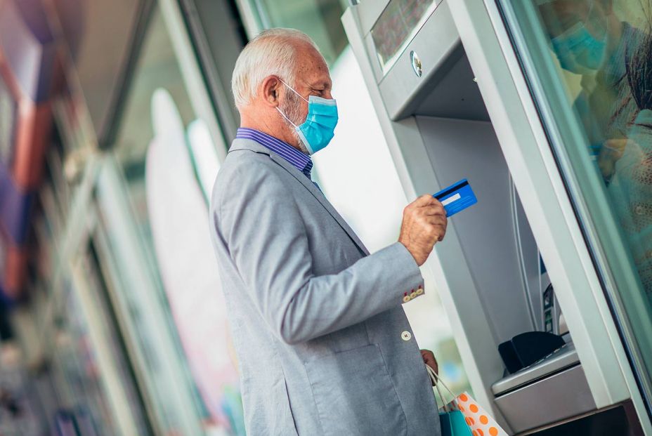 Hecha la ley, hecha la trampa: Sin sanciones para los bancos que no atiendan bien a los mayores. Foto: bigstock Hecha la ley, hecha la trampa: Sin sanciones para los bancos que no atiendan bien a los mayores. Foto: bigstock