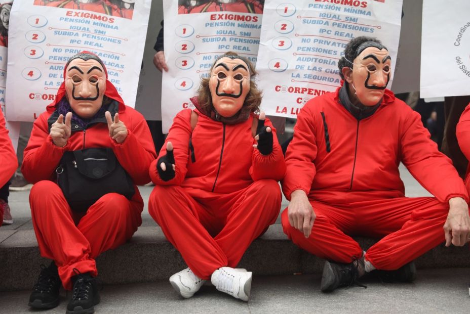 EuropaPress 4301614 grupo personas algunas vestidas monos rojos mascaras personajes casa papel (1) EuropaPress 4301614 grupo personas algunas vestidas monos rojos mascaras personajes casa papel (1)