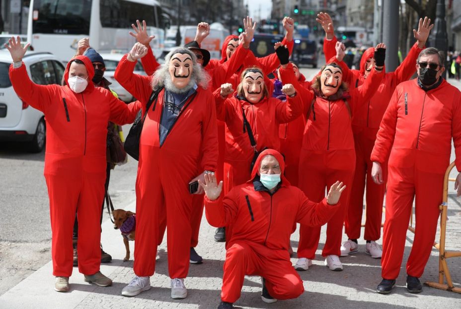 grupo de pensionistas manifiestan en madrid personas algunas vestidas monos rojos mascaras personajes casa papel (1) grupo de pensionistas manifiestan en madrid personas algunas vestidas monos rojos mascaras personajes casa papel (1)