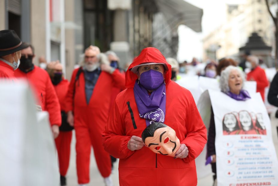 mujer pensionista mascara casa papel mujer pensionista mascara casa papel
