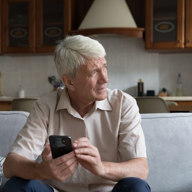 hombre padre preocupado hijos desaparecidos hombre padre preocupado hijos desaparecidos