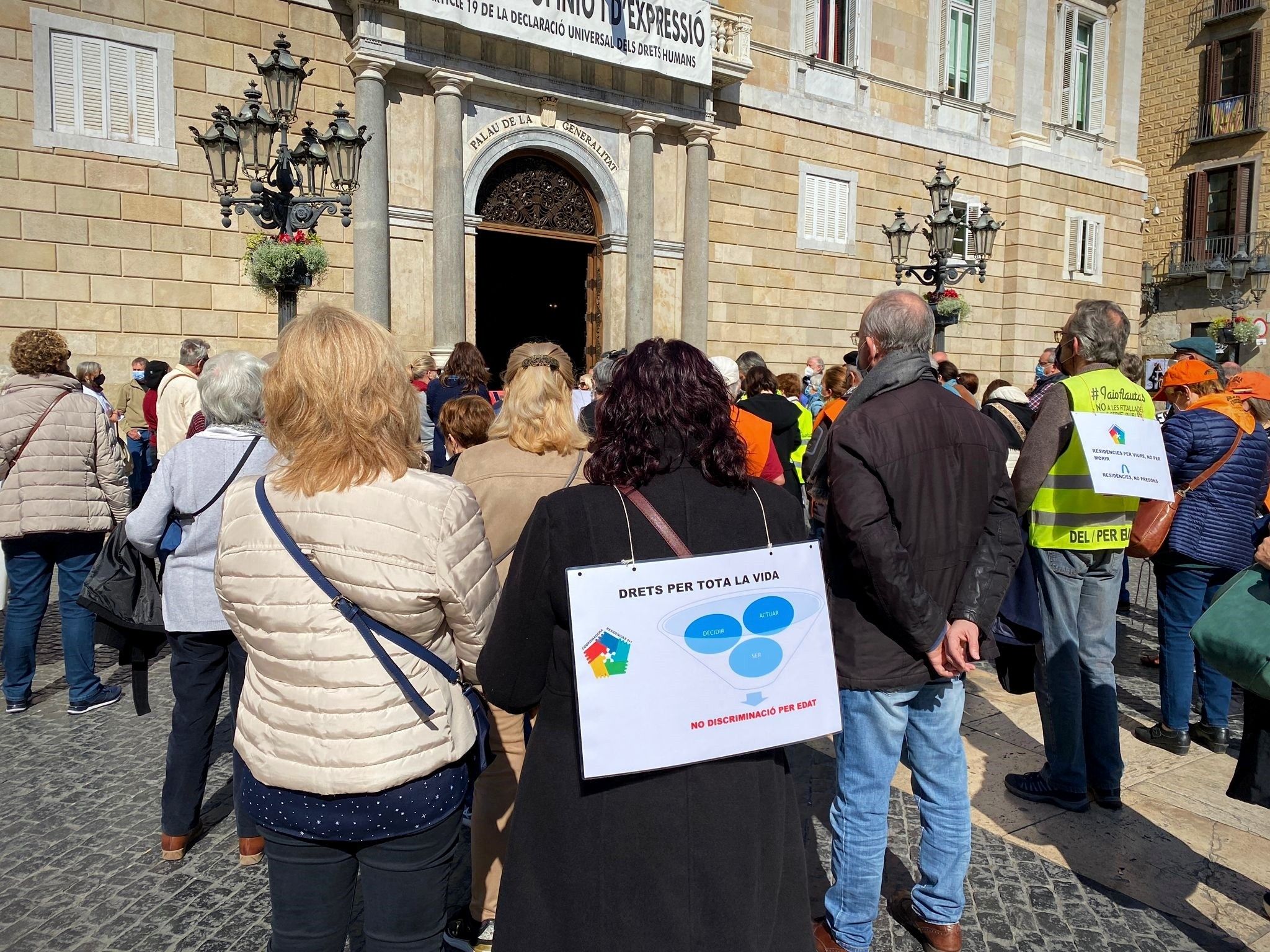 Familiares y empleados de una residencia se rebelan contra Cinta Pascual