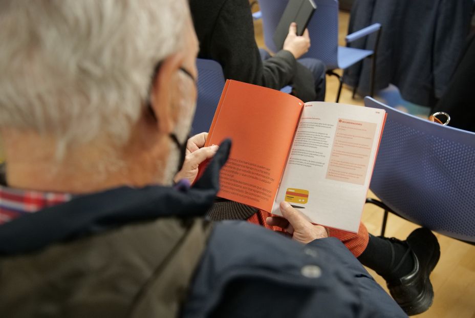 Un homnbre ojea la guía Un homnbre ojea la guía