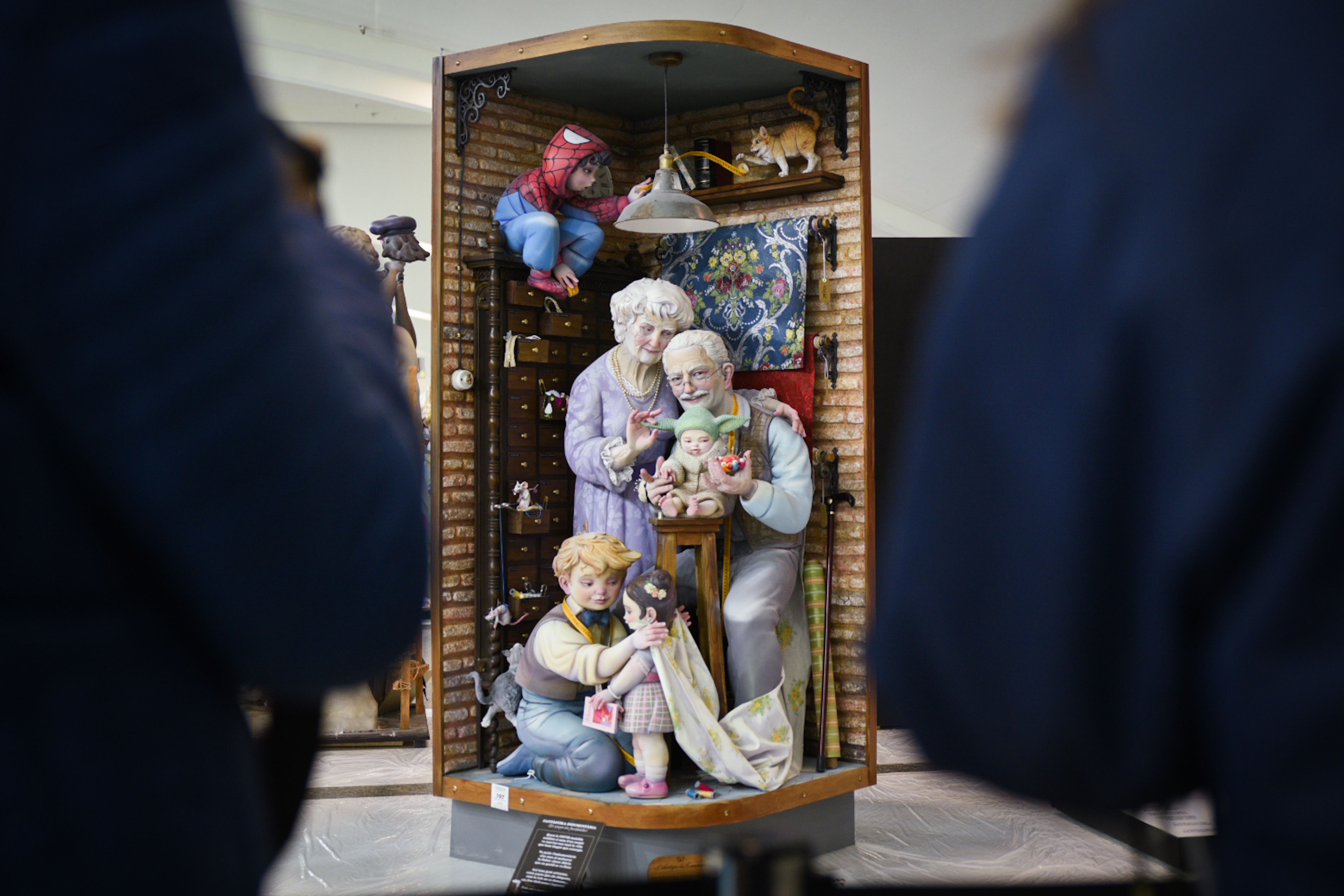 Un ninot con abuelos y nietos se librará de las llamas de la Cremà