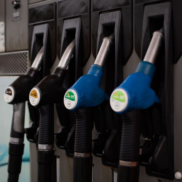Nuevo récord histórico de gasolina y diésel: llenar el depósito ya es entre 29 y 35 euros más caro Nuevo récord histórico de gasolina y diésel: llenar el depósito ya es entre 29 y 35 euros más caro