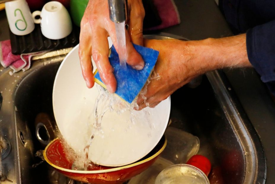 IPC mujer mayor friega platos agua gasto vivienda europa press IPC mujer mayor friega platos agua gasto vivienda europa press