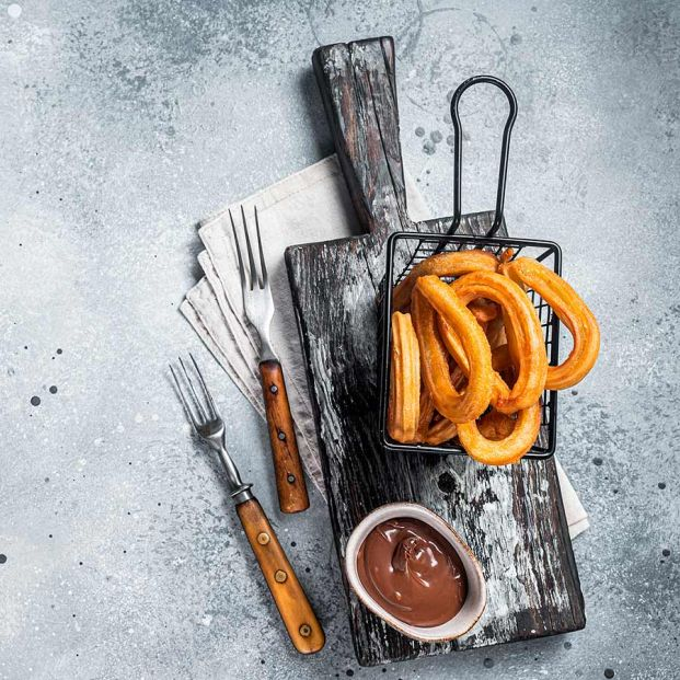 Chocolate con churros caseros y la versión gourmet de un gran chef: chocolatada madrileña. Foto: Bigstock