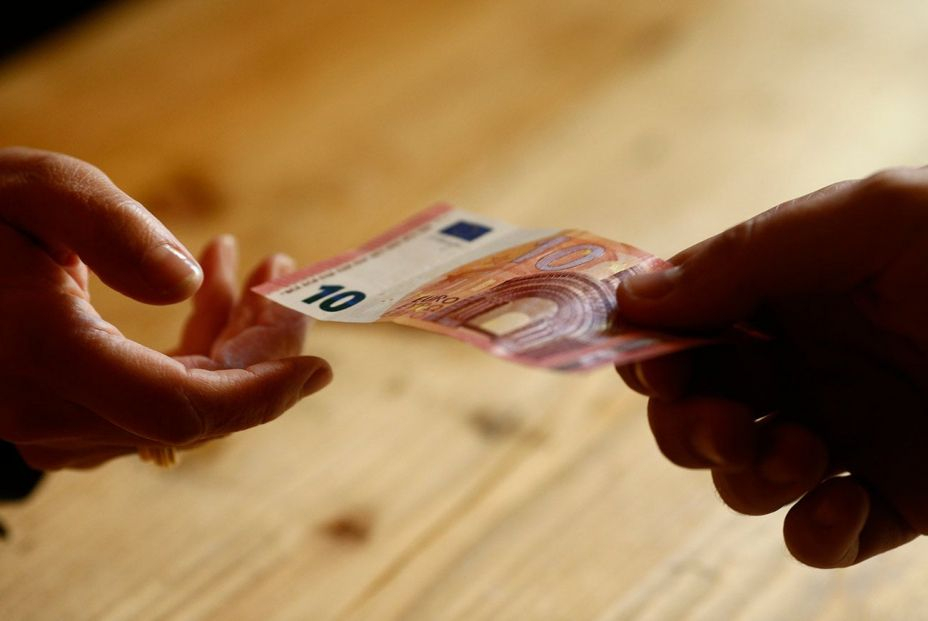 La crisis tras la pandemia y la guerra coloca a los mayores como sustento de la economía familiar La crisis tras la pandemia y la guerra coloca a los mayores como sustento de la economía familiar