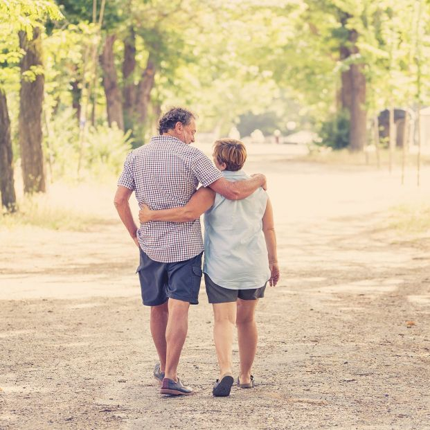 pareja de mediana edad caminando por un parque bigstock 1 621x621 pareja de mediana edad caminando por un parque bigstock 1 621x621