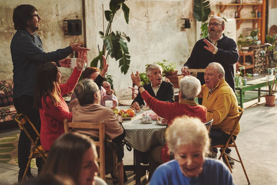 Mayores en situación de soledad crean vínculos con personas más jóvenes a través de la repostería